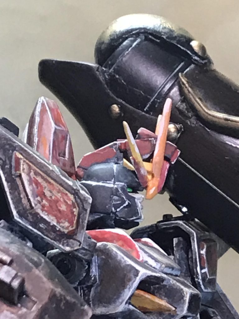 トサカ製作中にトサカ部分が神隠しにあってしまったので余りパーツから探してきて鶏の様にしてしまおうと思い盛り付けました。