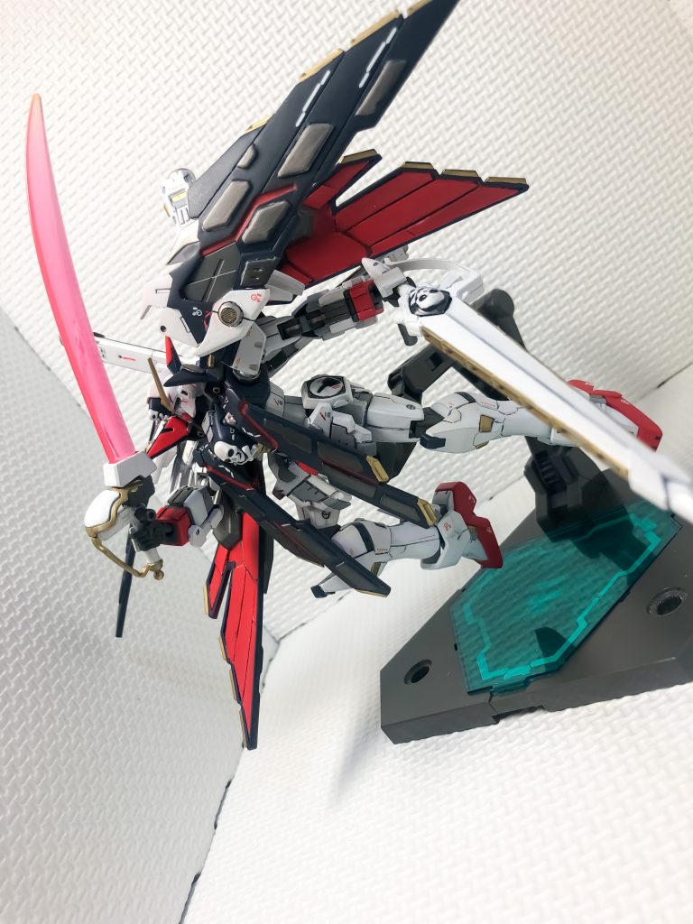 ザンバスターとムラマサブラスターの二刀流です。フルクロスのユニットは、HGベースなので、分割したりはしませんが、元の状態でも、大胆に動かせます