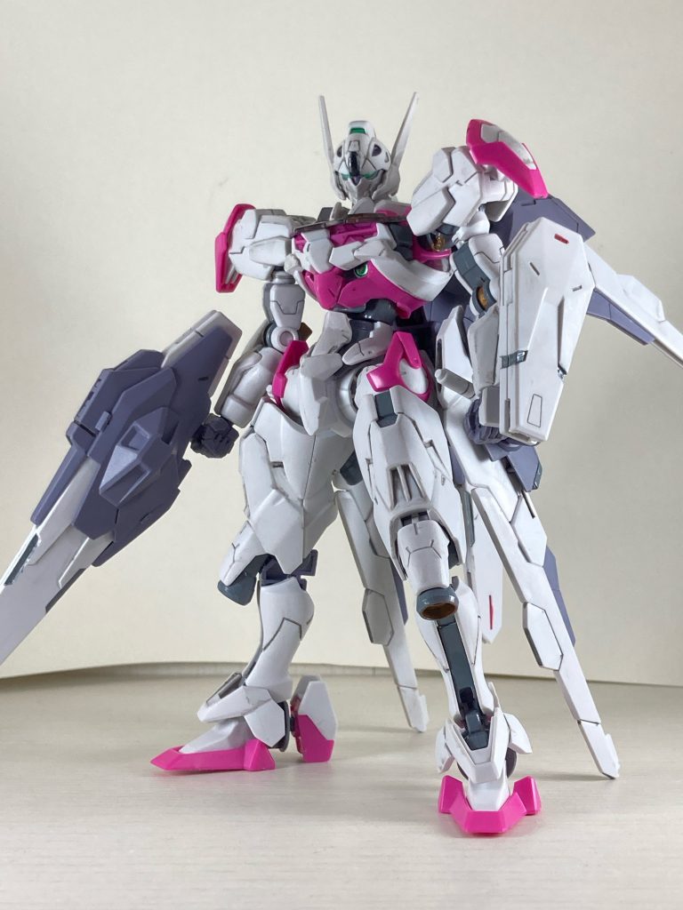 本機の外見はビットステイヴをワンセット追加装備しただけで変更点はバックパックのみ。機体とパイロットのリンク阻害対策と装備した武装を維持する出力強化が改修のメインとなっている。