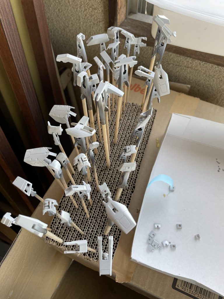 RGは、白色が2色の成形色で構成されてますが、今回は、全て同じ色で塗装しています。