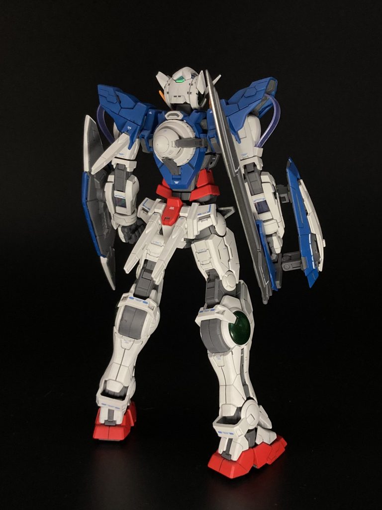 エクシアの後ろ姿です！後ろ姿はシンプルです。0.3mm以上の凹みはスミ入れでは塗りきれないので、面相筆を使ってエナメル塗料でしっかり塗っています。