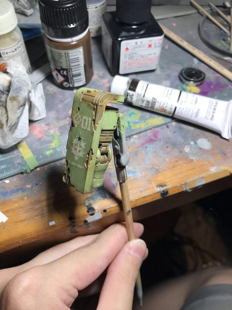 シールドは2パーツ構成でしたので塗り分けが大変でした。マスキングゾルやテープをフル稼働で使用し本体色を載せ、クリア→デカール→研ぎ出し→つや消し→ウェザリング→つや消しと、多数の段階を踏みここまでいきました。