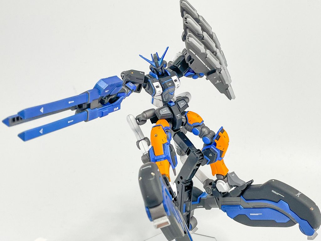 依頼者の要望で短縮したレールガンはもともと長大なこともあってわかりにくいですが3.5cmほど短縮しています。この方が取り回し良さそうですね。短くなりすぎないバランスに調整するのが難しかったです。各部のメタルパーツは少し大きめのものを使用し、小型ノズルという解釈にしています。少し多めに配置したのは、人間以外をモチーフとしつつもロボット的なカッコよさを演出したかったからです。あと好みです。