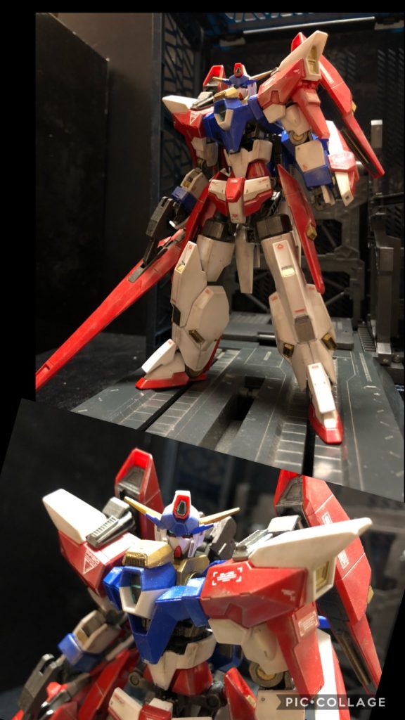 oyz「オービタルは宇宙戦に特化したフォームだ。AGE−3ノーマルは、地球上などの重力下での運用を第一に開発されていたが、このAGE−3オービタルは、宇宙での効率的な使用を考慮して設計されており、強化されたスラスターやブースターによって、宇宙での機動力が格段に上昇している。高速移動時はつま先が折りたたまれた状態となる。うんカッコイイ。」キオ「これからは宇宙の戦いになるからね。」oyz「装備しているシグマスロングキャノンは、Xラウンダーの先読み能力に対応しており、あらかじめ移動方向を決めて打ち出す事で、ビームを曲げる事も可能。長距離からの支援、および近距離においても機動性を活かした戦術を得意とするぞ。」アカオ「フォビドゥンみたいにビームが曲がるのか!」oyz「射撃や機動性を重視した設計の為、ビームサーベルを装備するものの、白兵戦には向かず、戦闘においては他のMSとの連携が重要になるぞ。」