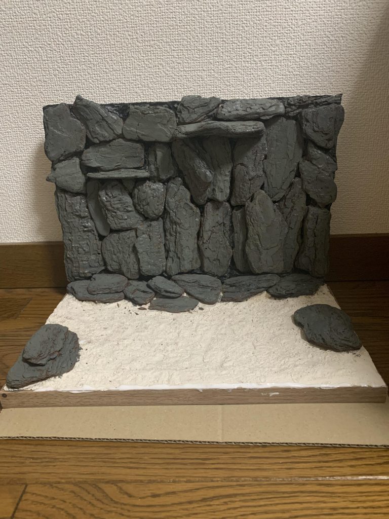 バークチップに下地塗り