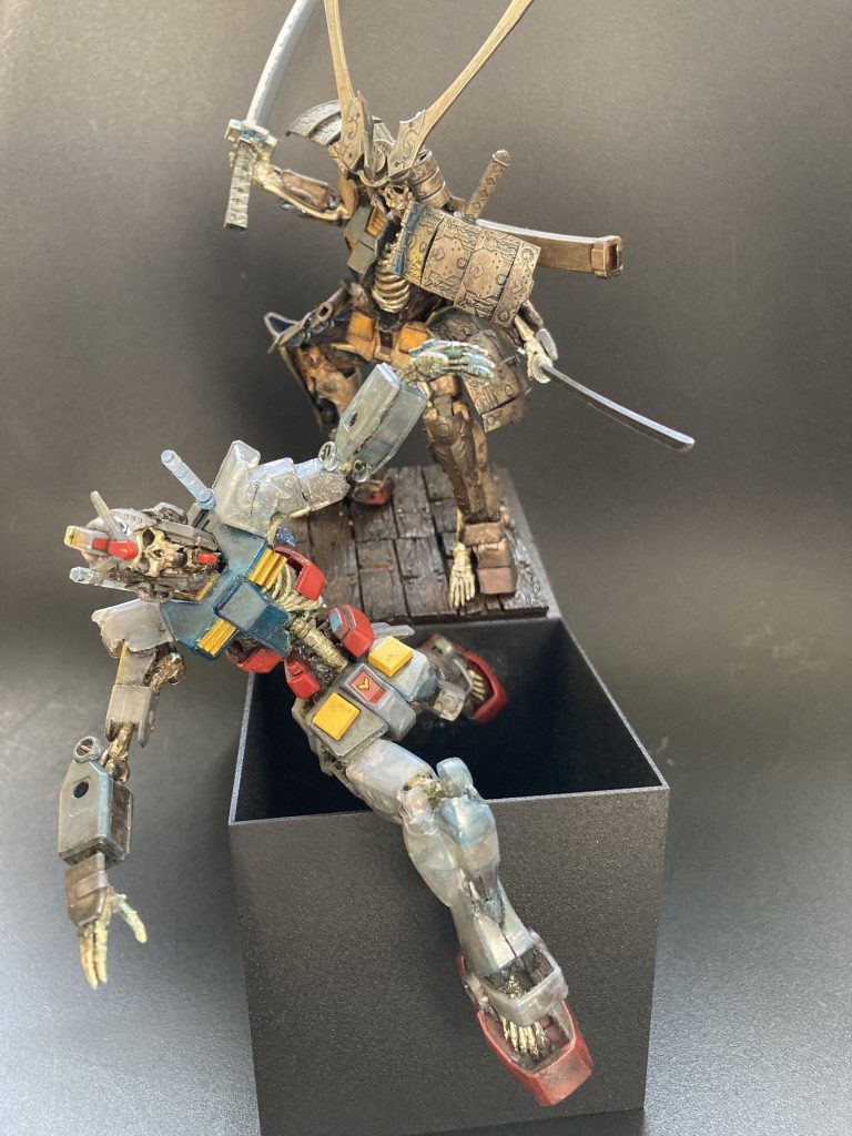 先日武骨な武者ガンダムを製作しましたが、ボーンなシリーズ第二弾、今回は西洋のゾンビなイメージ😁