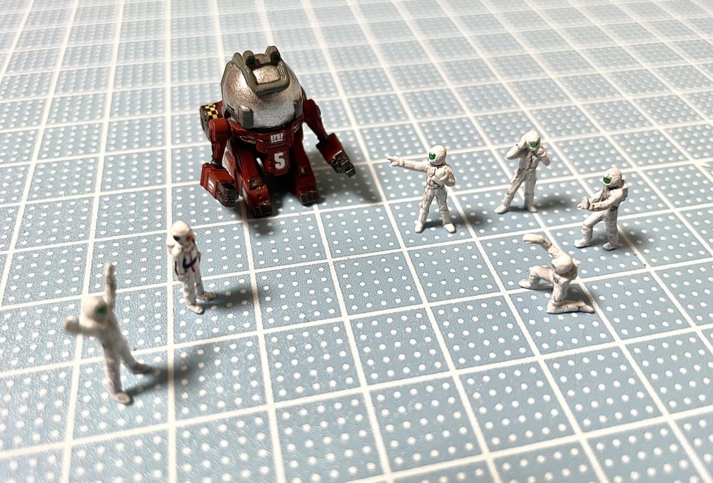 エキストラの皆さんです。パイロットはアムロのつもり。老眼始まったオジサンにはキツイ作業でした。トロハチがずっと欲しかったんです。って思ってたら近所のホビーオフで300円で売ってました。ラッキー！