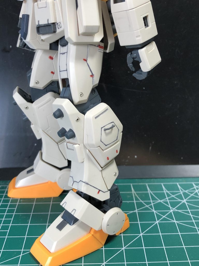 脚部にはレッドポイントとスジボリ、金属パーツを埋め込んでみたところです。