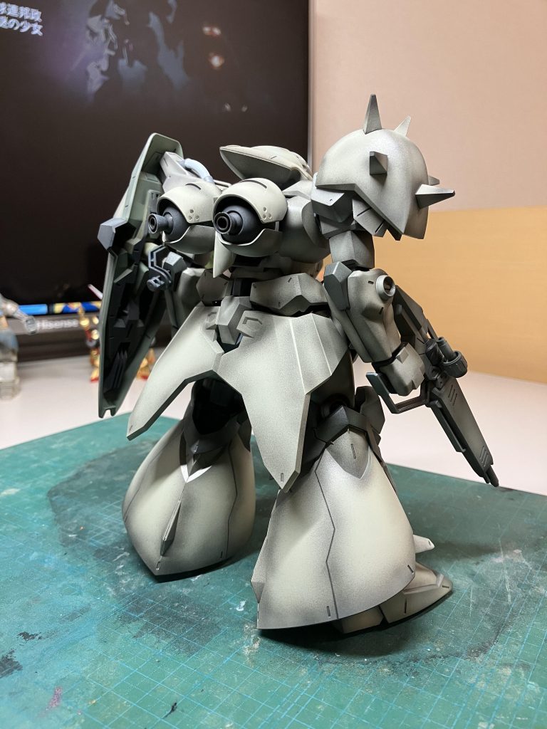 メッサーは胴体の曲線的なラインと腰の直線的なラインの同居がナイスデザイン