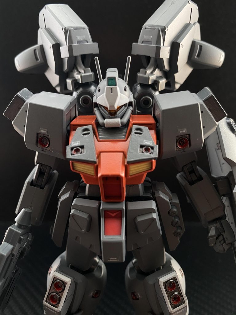 腰部に、ジェガンと同タイプのハンドグレネード、サーベルを装備。