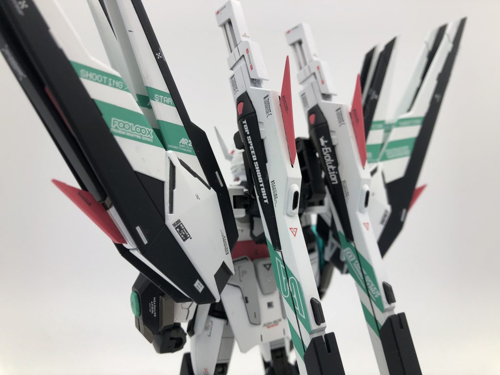 アクセントとなるように赤いウイングを配しています。デカールは各所に大量に貼っています。