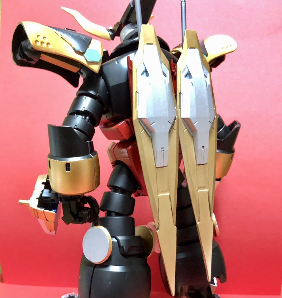 元のDX玩具らしく遊べるギミックを色々搭載するのをコンセプトに、まずブルツインソードを背中にマウントし