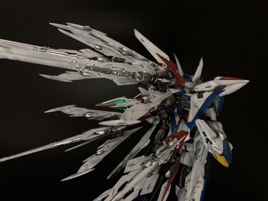 エクリプスガンダムにマニューバストライカーを装備させた後ろ姿です！個人的に刺々しいモビルスーツは大好きです。