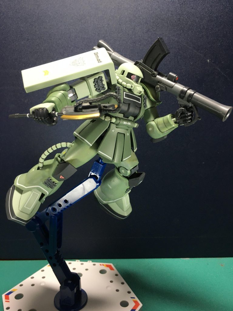 　システムウェポン002のヒート・トマホークと、009のザク・バズーカD1型(ORIGINで設定されたもの)を持たせて。左銃持ち手がついてくる数少ないキットなので、こうしたポーズも決まりますね。