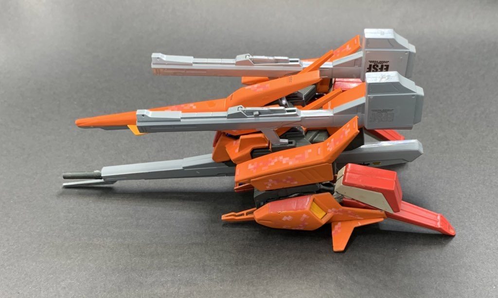 ウェイブライダー形態は腕パーツを仕込み忘れたのですが、その方がすっきりしとりますね。MGの完全変形とかも良いですが、こういう変形はなんだかんだで楽