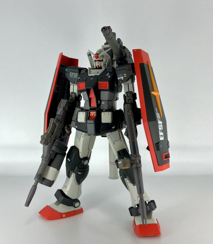 フル武装状態です。右手側のシールドは寒冷地ジムの部品を加工しました。デカールはオリジンガンダムとガンキャノンを利用、各部のレッドチップはガンダム FSDのシールを細切りして使用しています。