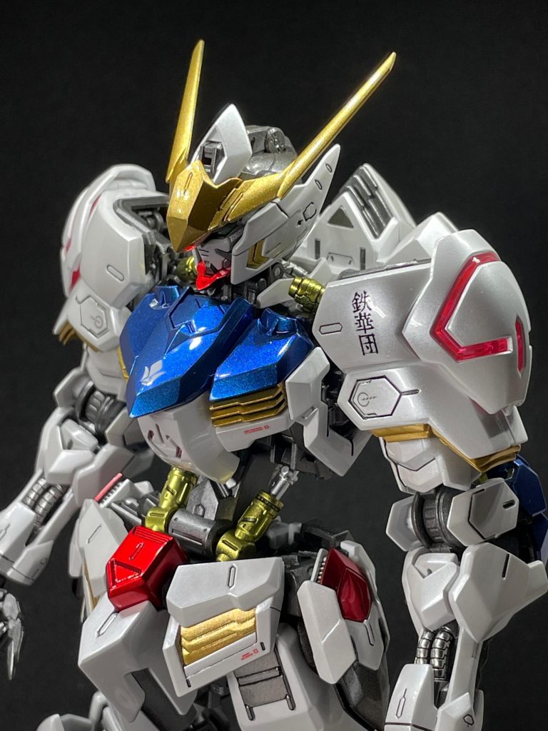 パール塗装って光の当て方、見る角度で印象がかなり変わるので不思議ですね。高くて手が出せませんが、いつか偏光塗料にも挑戦してみたいです。