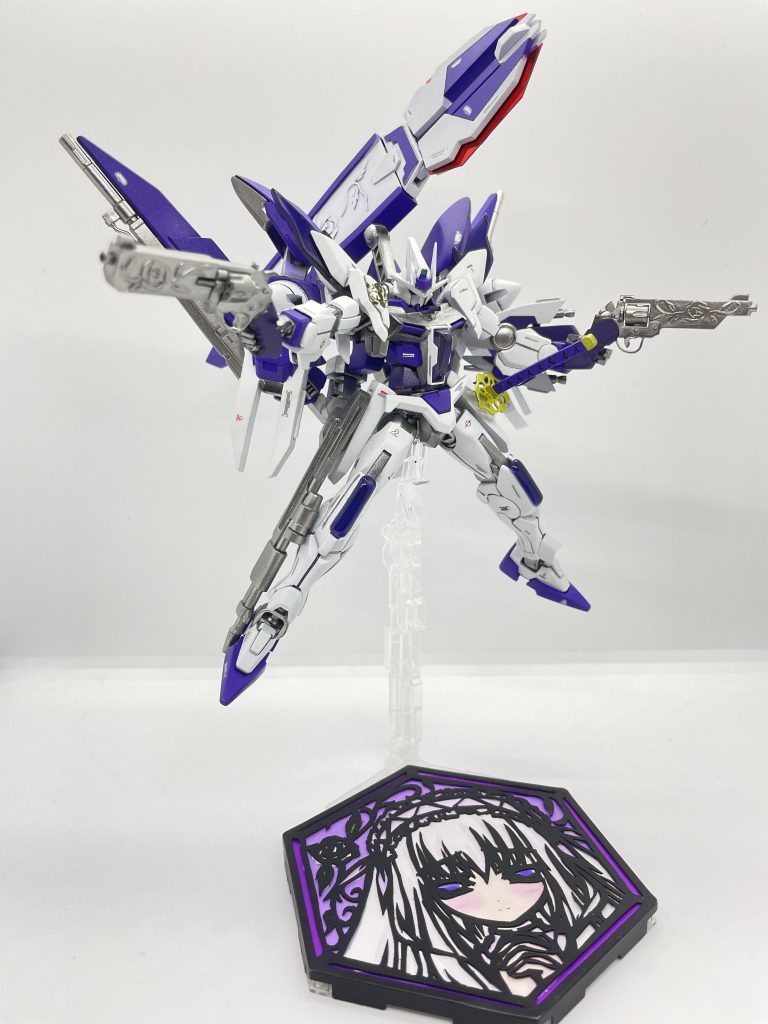 台座はキャラプレートを改造し、プラ板で切り絵してます。