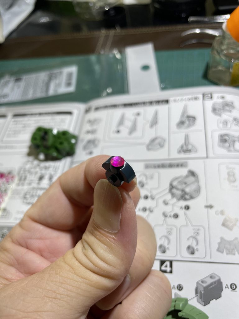 判りずらいですが、モノアイにも5mmのストーンシールを使っています。