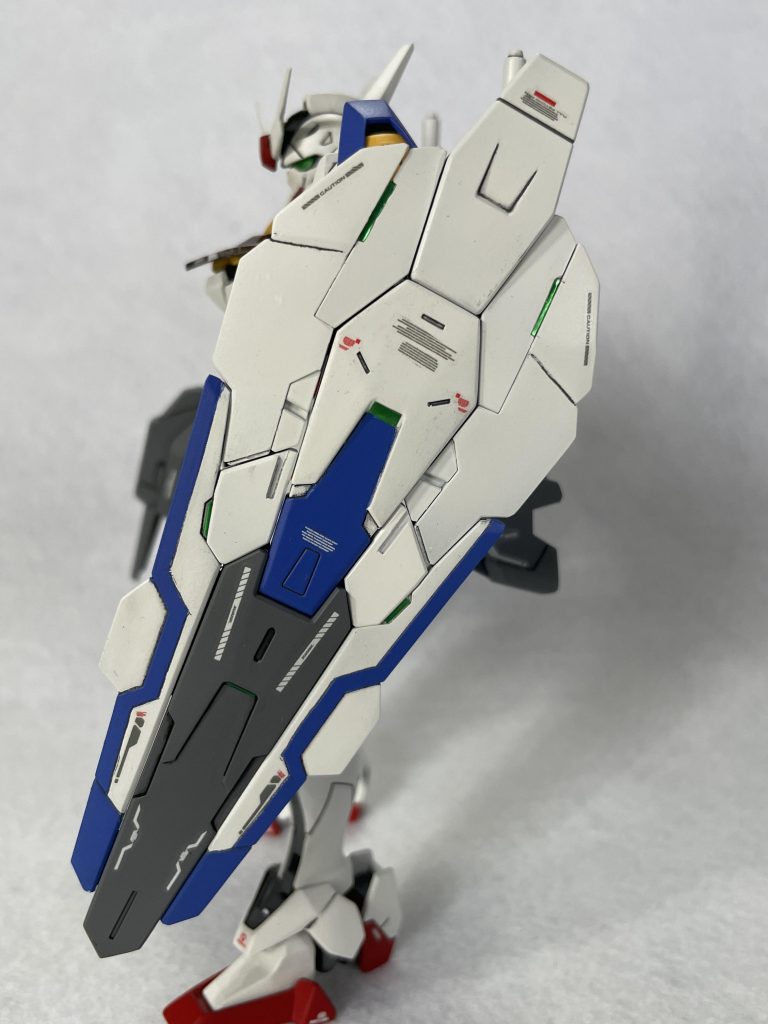 コンポガンビットシールドは最大の特徴でキットでもしっかり再現されています。カラーリングもエアリアルのものに寄せて、一部は塗り分けのモールドを掘りました。各部のセンサーは付属のホイルシールを切って貼りました。