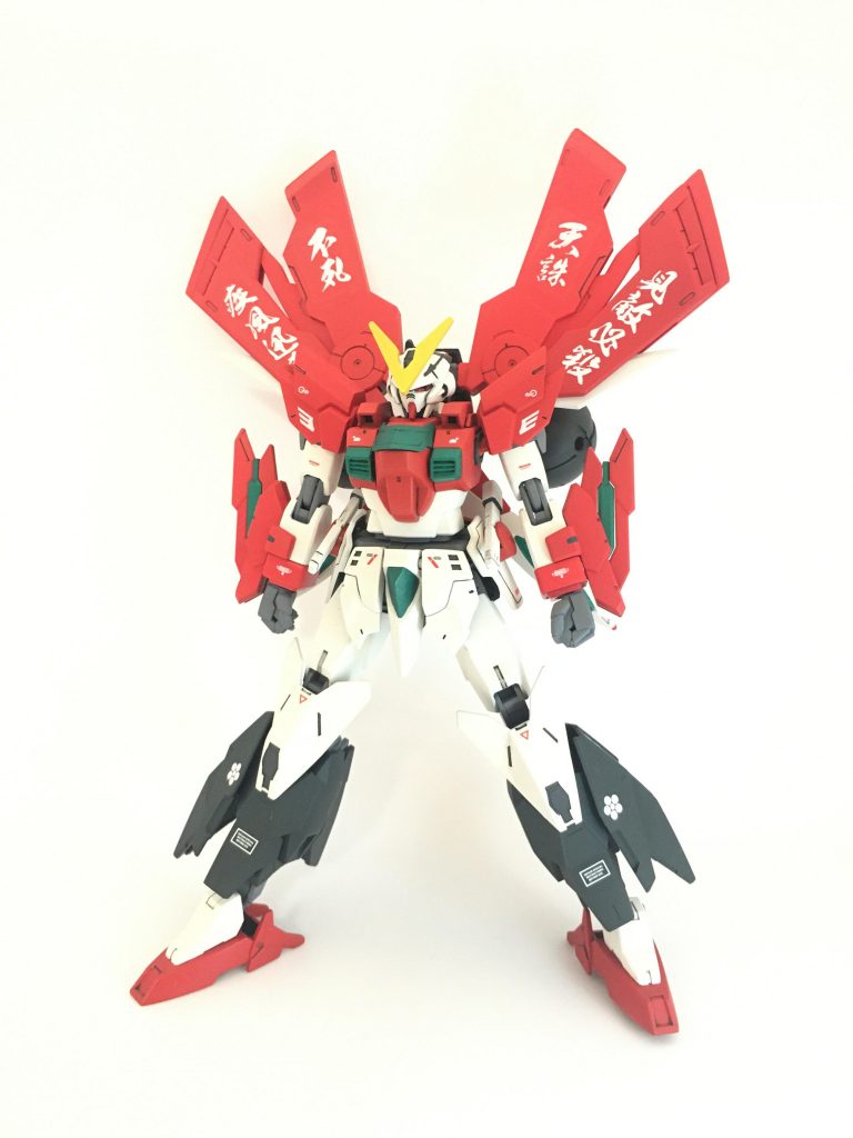 機体全景です。使用したキットはすべてHGで、アストレイブルーフレーム、ブレイジングガンダム、コアガンダム(+ネプテイトユニット)、ベギルベウです。後述の武装エフェクトパーツにオーガジンクスのものも使用しています。