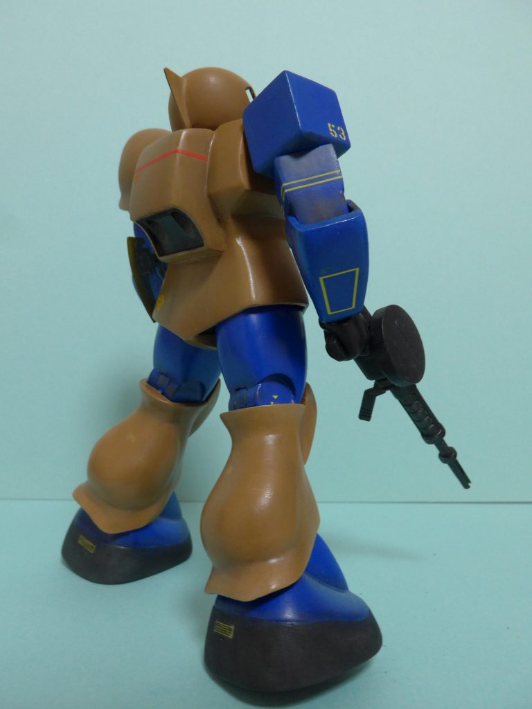 斜め後ろからです。ふくらはぎ後ろは、足首との一体感を増したいんだけれどもどうしよう?(ジョニーライデンではは意図と違う形になったのを「S型だから大きくなってもいいよね」と妥協してしまいました)を思っていたところを、内側からエポパテ盛って外側をゴリゴリ削り倒しました。うまくいったのではないかと思います。