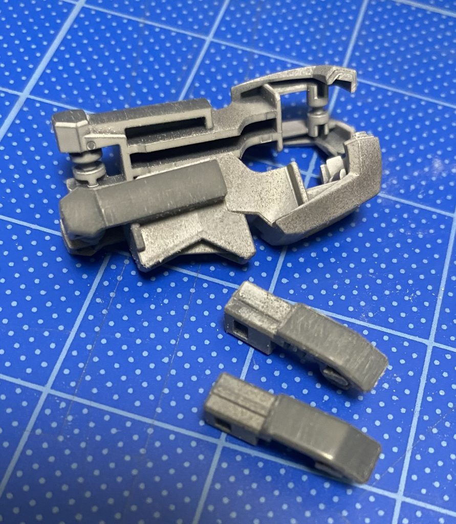 腕パーツと足パーツの成型ラインを綺麗に