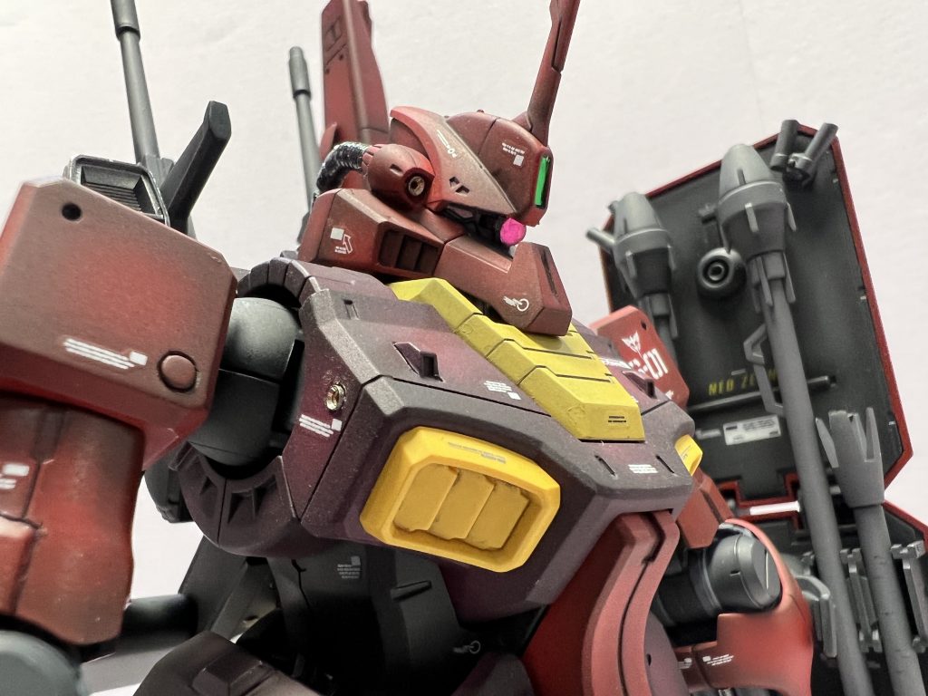 モノアイはHアイズに置き換え。ツインアイのソケットを塗り分けてよく見ると分かるようにしました。バルカンは開口しメタルパーツを埋め込み。後頭部の給弾パイプもメタルパイプにしています。全体のデカールはサザビーver.Ka用を2セット使っています。サザビー前のシャア搭乗機なのでコールナンバーはS-01で良いと脳内設定。