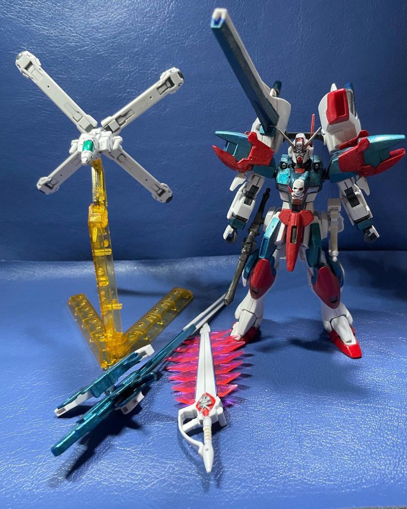 メイン武器はザンバスター、ビームザンバー、ムラマサブラスター、メガ•ビームライフルがあり換装用パックもあります。本来のクロスボーンXー1のバックパックに小型のオリジナルGNドライヴを装備してます。