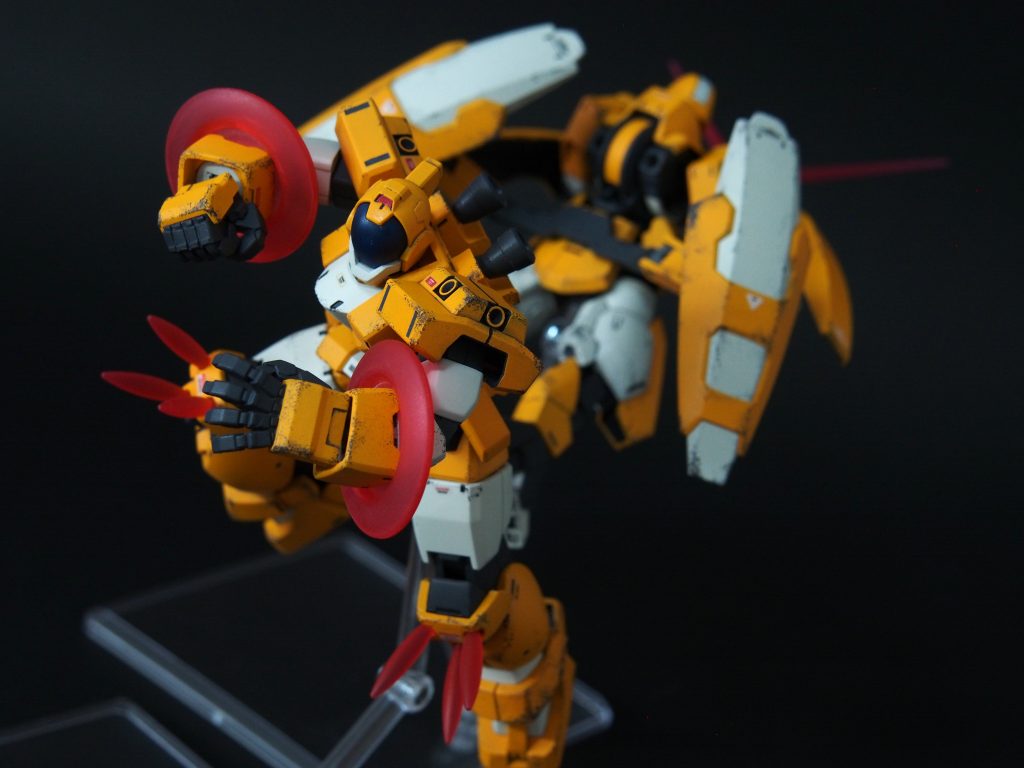 戦闘中に分離!ジェノアスは有人機ですがグレイズはAIによって無人でも運用できます。が、例えばグレイズにも操縦のうまい人が乗ったりするとこの機体は何倍にも強くなります。ビルド系のガンプラということで、初心者をグレイズに乗せて間近でバトルを楽しんでもらおうという、世話焼きのジェノアス使いをイメージしながら作成しました。グレイズ側にシールドがたくさんついているのも、初心者が長く戦場に留まれる様に配慮したためです。