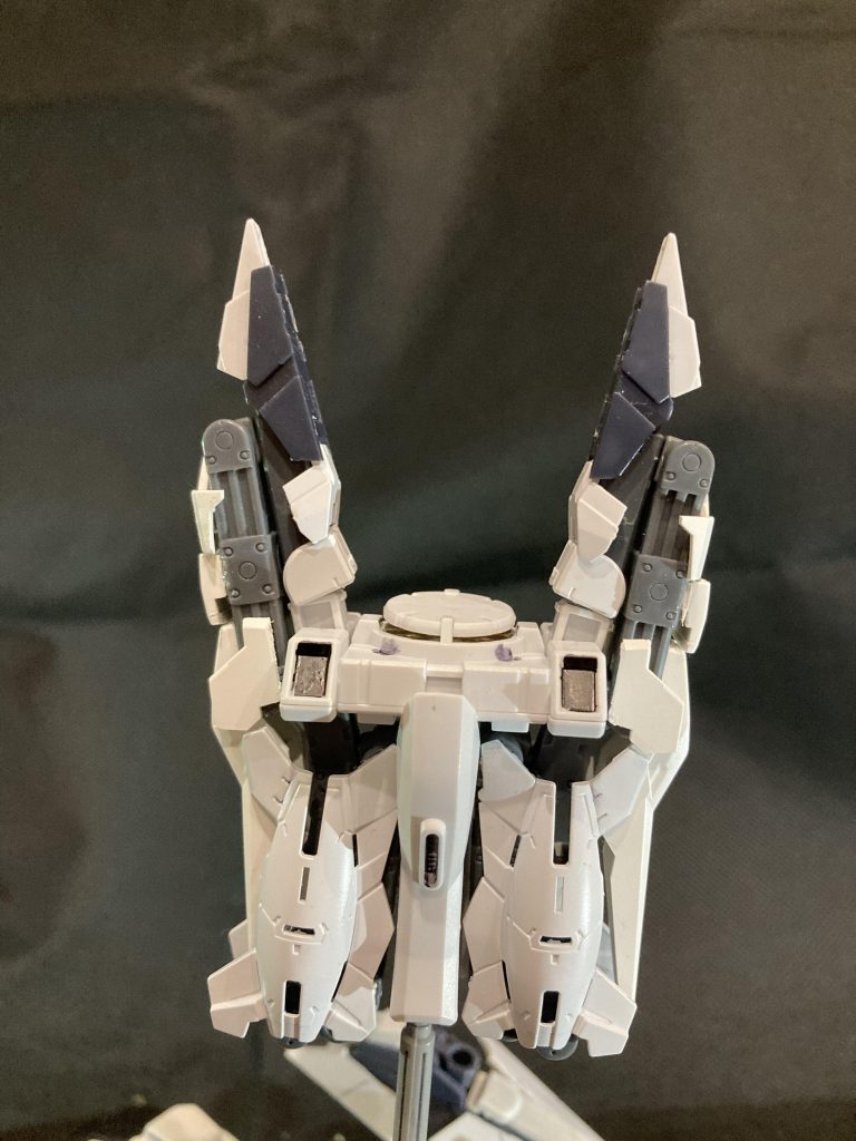 本体内にはサブアームを有しており、状況に合わせて展開して使用する。