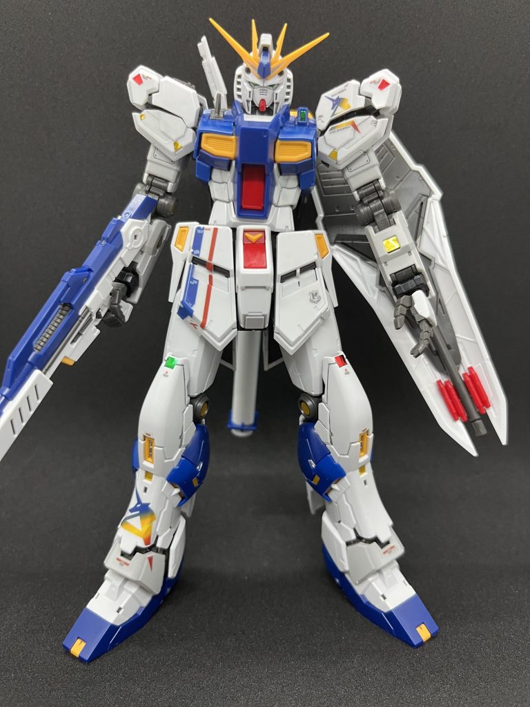 通常のνガンダム立像の姿を見慣れてるせいか、結構違和感を感じてしまう