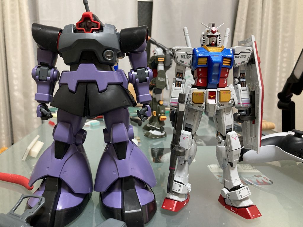 「ドムのキットにハズレ無し」本当にカッコいい造形しています。ただ流石に最近のディテール盛り盛りのキットと比べると浮いてしまいます。この差を埋めるのが今回の課題です。