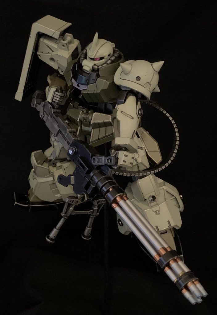 太い下半身はそのまま活かし、全体のカラーリングを「ザク」風に全塗装したら意外といい感じにまとまりました。ドムになるハズでしたが結果オーライですw