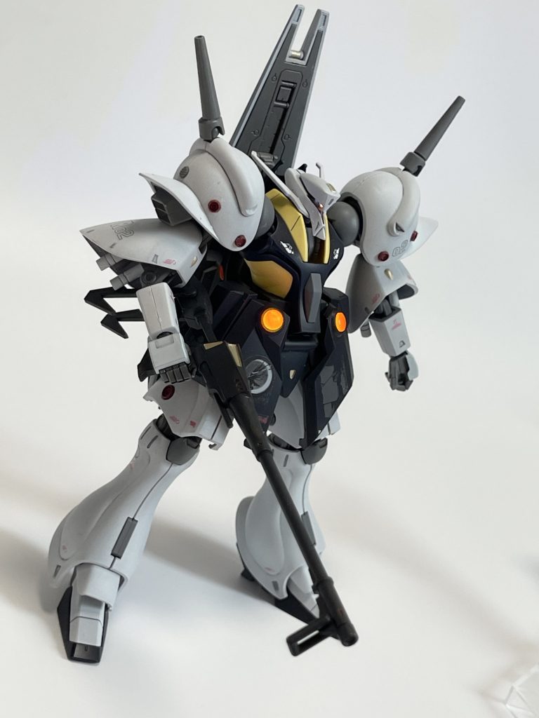 フロントビュー。モノアイと各部センサーレンズ部発光してます。すでに何度か登場しているチームエンブレムデカールでバレバレですが、フレンドのゲーム内自機モチーフシリーズの一機、今回は2番機になります。→関連作品:3番機　ガルバルディ4番機　ディジェ5番機　ジムⅢカラーも当然パイロットから指定を受け再現。ただの白にも見えますがわずかに水色に寄せてまして、黄色はパステル、暗めの紺色。彼のこだわり指定色であります。