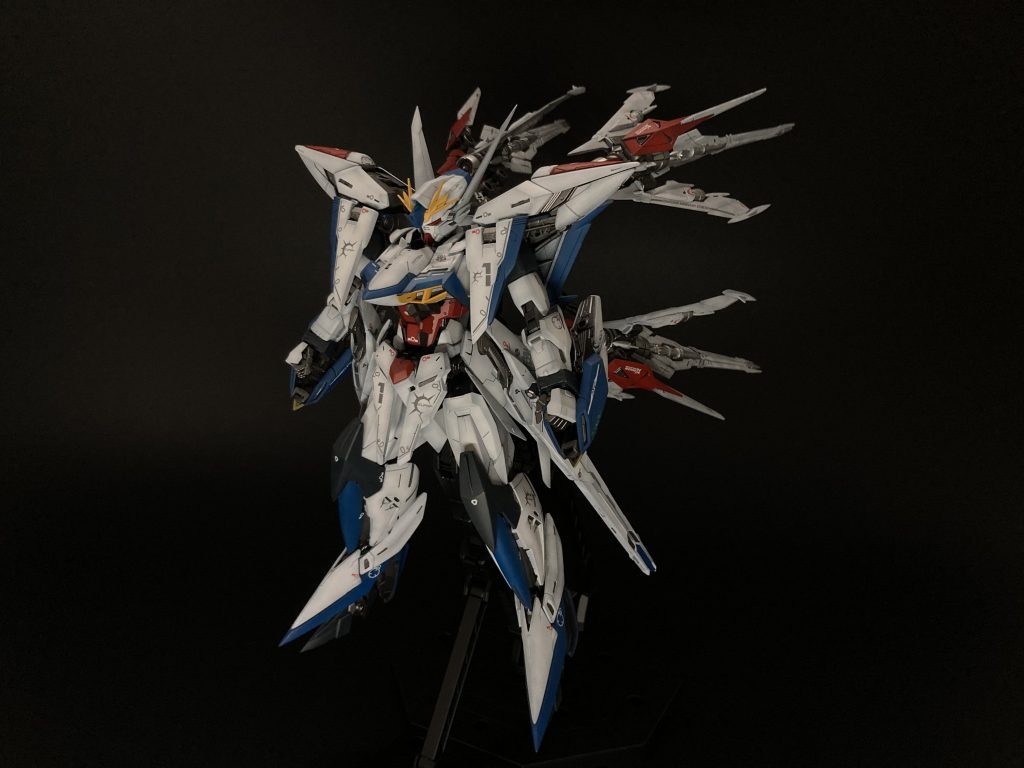 エクリプスガンダムにマニューバストライカーを装備させました！エクリプスガンダムとマニューバストライカーそれぞれに1つディスプレイスタンドが付いていますが、１つでもディスプレイ可能です。