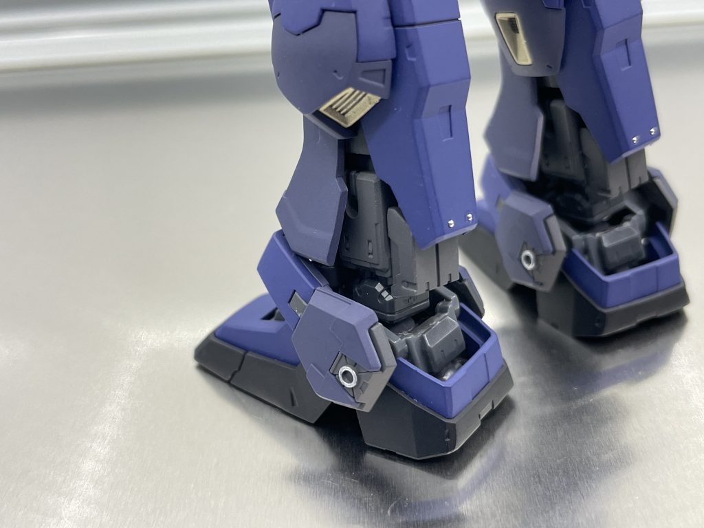 くるぶし部分も4アーティストマーカー(シルバー)で塗装。