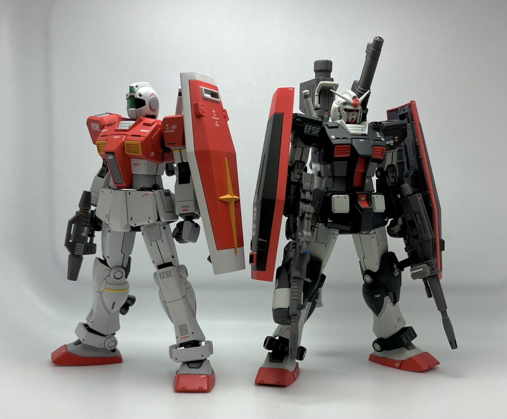 以前製作したジムと。オリジン系の完成品も増えてきました。