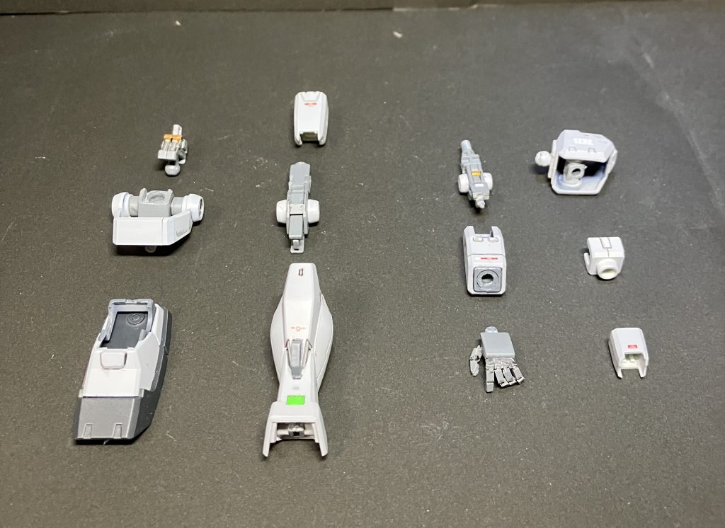 リバイブガンダムの良いところは関節がブロック化されていて改造しやすいところですね。足首はクゥエルとリバイブ両方直結して脚長にしました。さらに今回は初めて真鍮線を使用した可動指を作っています。