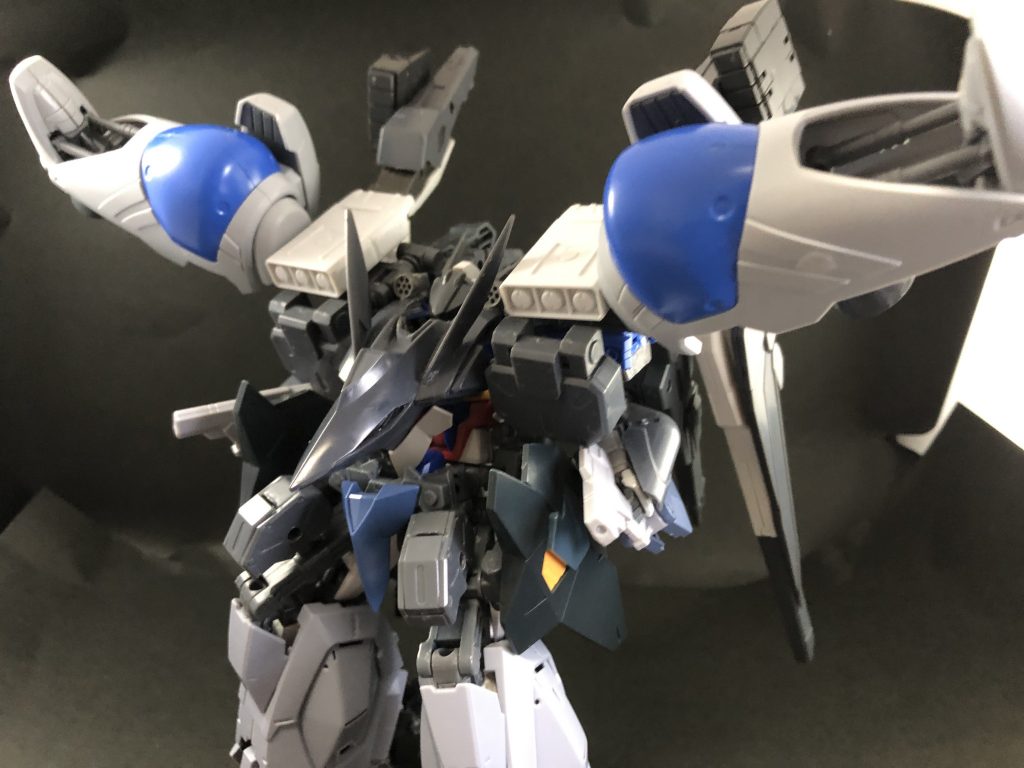 両肩のバーニアは展開可能。まんまサイサリスです。