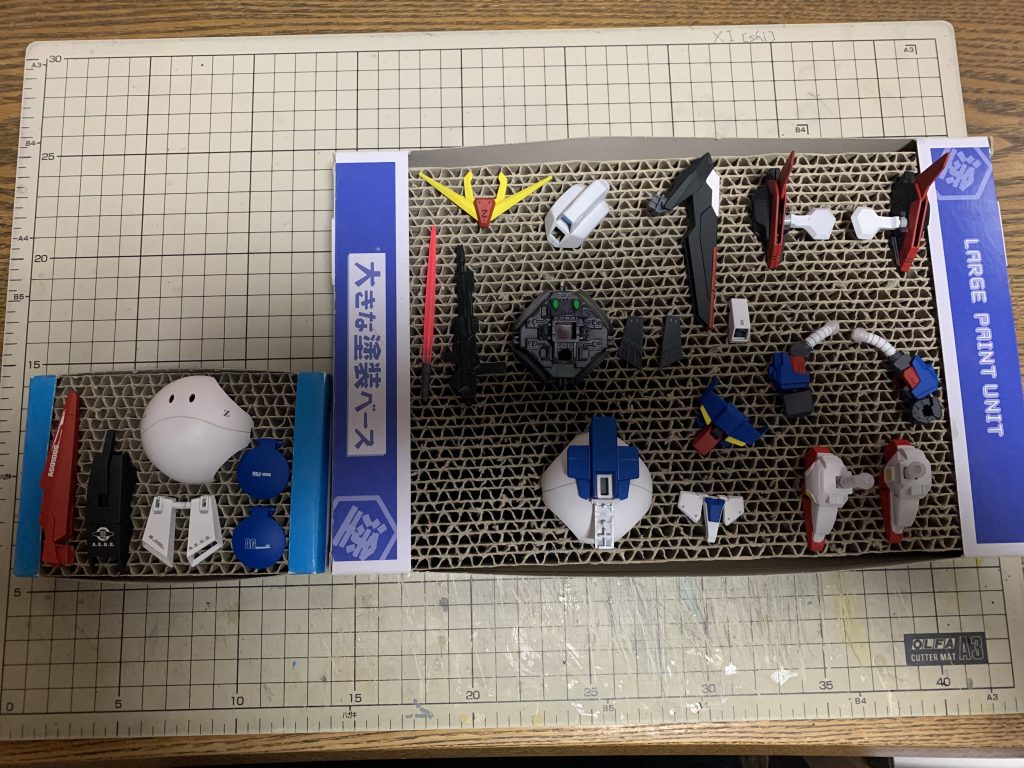 塗装完了して、ちょっと組んでみたところ。こんなにハッキリとしたトリコロールカラーの機体は初めてかも？です。