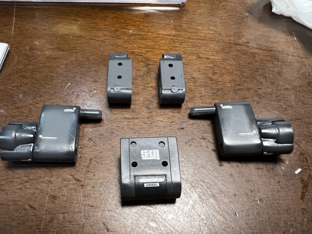 グライバインダーの接続パーツはポリキャップを仕込んだ２分割のパーツをバックパック下部のいかにも何か着きそうな部分に挟み込んでカバーをかぶせ真鍮線で固定出来る様に作りました。