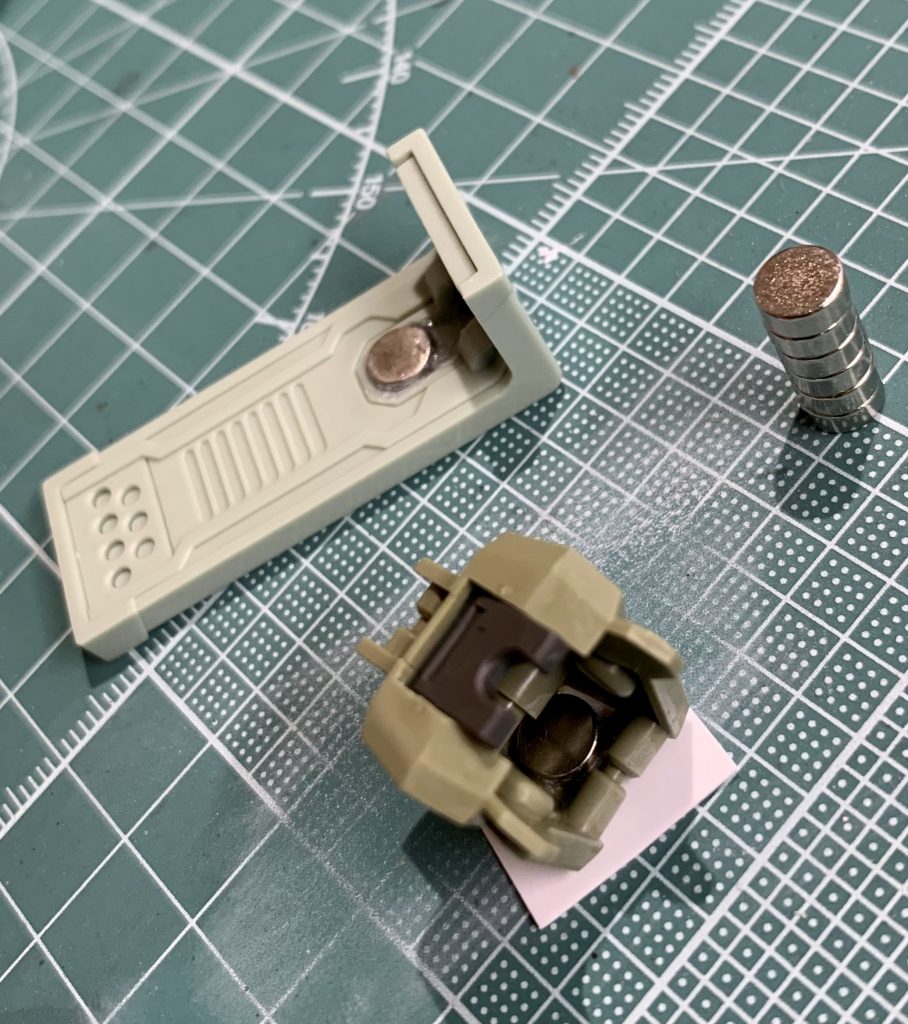 顔だけだとザクらしさが足りないので、特徴的な両肩も移植することに。サイズが合わないのでプラ板と100均磁石で工作しました。