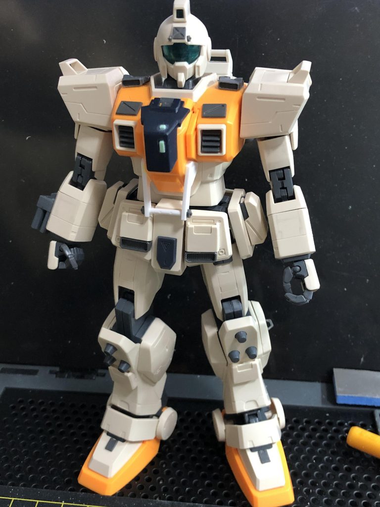 大まかなディテールアップを行ったところです。胸部はバンシィの胸パーツ、フロントアーマーと脚部には余ったハンドパーツを接着しました。