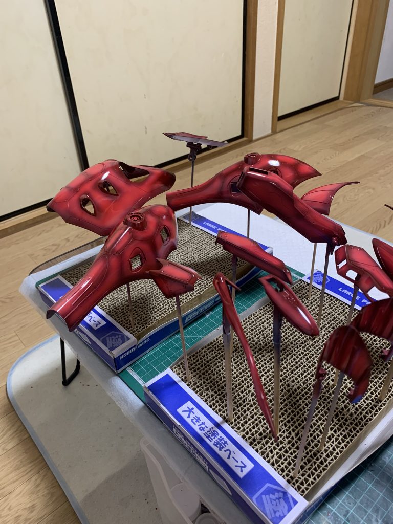 それからクリアレッドに最近入荷した水性色の源で調色したのを重ねていきました。