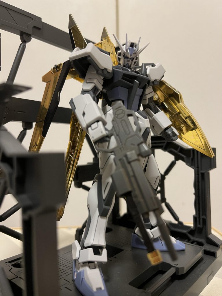 もしかしたら、アカツキの装備テストもカガリにナイショでルージュを使ってやってたかもしれない、の図ということで終わりです。しばらくプラモから離れてた分のリハビリで初EGでしたが、まあ組みやすいですね。今回思ったのが、いつぞやに1/100で展開していたゲイルやらヘイルやらレーゲンやらのあのシリーズこそHGでやるべきでした。SEEDの映画でストライカーパックが増えて、より多くのパックがHGでキット化することを願います。それじゃあ。。