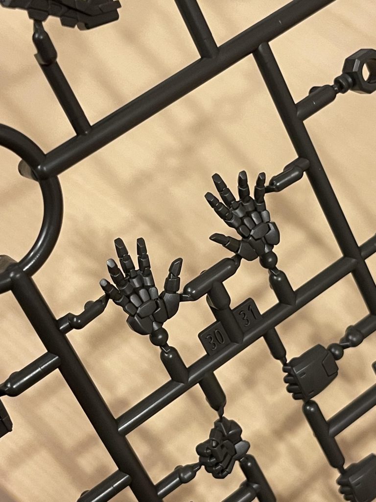 ランナーで一番目が引いたのは手です！手の造形が、特に平手の造形が半端じゃないです。握り拳はややもたっとしてますが平手はバキバキです。