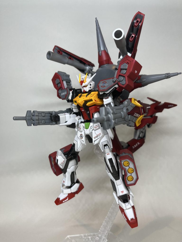 フルバースト状態！1時と11時の位置にある砲台は某モンスター育成ゲームのカメＸをイメージしました。前後に向きを変えるとことができて、後ろ向きの場合は主にスラスターになってます。