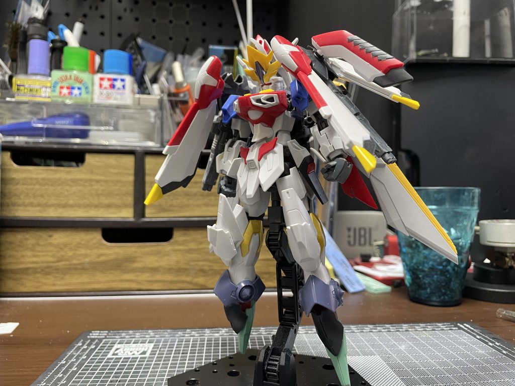 塗装前。3月からやってましたがミキシングという技術的なものにこだわり過ぎてしまい、何だかクソダサいものになってしまいそうだったので一度中断しました。頭リセットされるまで違うことして8月から考えを改めてやり直し。テーマとなるキット以外は過去のミキシングから生まれたジャンクパーツを使用してます。大体いつも同じキットのパーツが使われてます。ゼロ炎とかデスティニー、エクシア辺り。