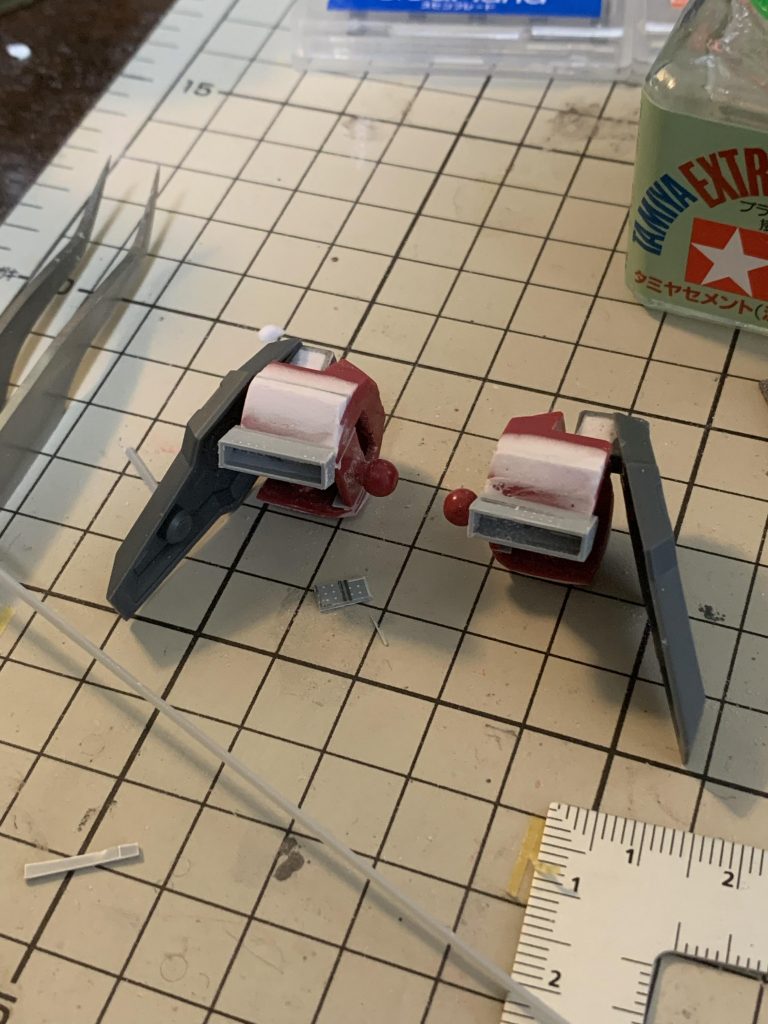 肩アーマー制作中。何度もパテを盛っては削ってを繰り返したので一番苦労しました。